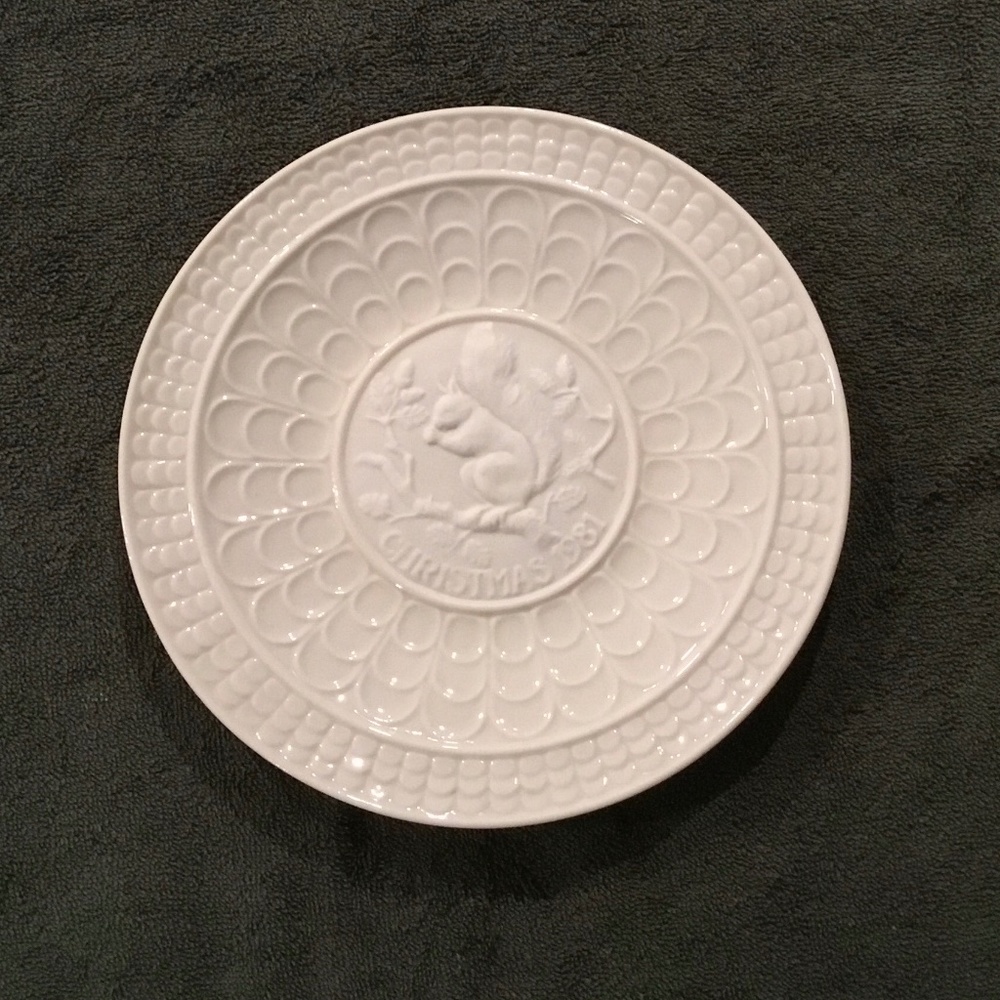 Belleek Christmas Plate 1981 The Red Squirrel (2 of 2)
